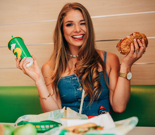 bigFM-Moderatorin Lola mit Subway-Becher und Sub in der Hand